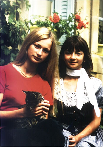 Roselyne Gaude avec Marie-Agnès et le chat Paille à Gibercy, été 1978
