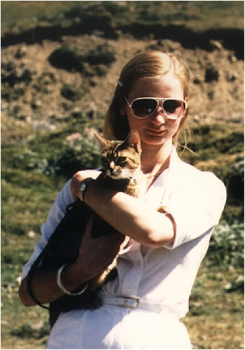 Roselyne Gaude avec le chat abyssin Onyx dans les Pyrénées, été 1980
